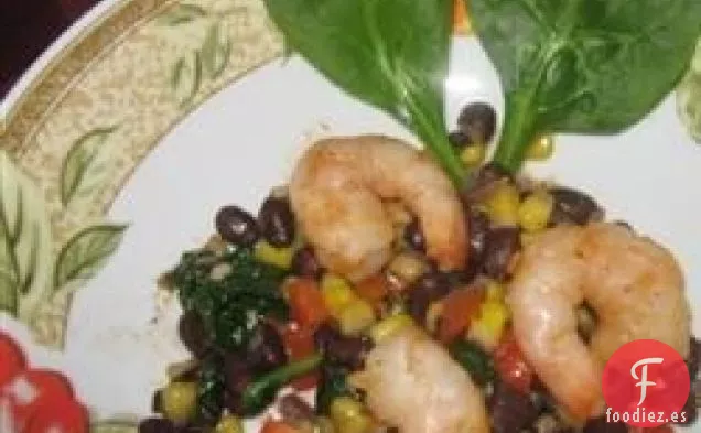 Camarones glaseados con limón y miel con ensalada tibia de frijoles negros y maíz