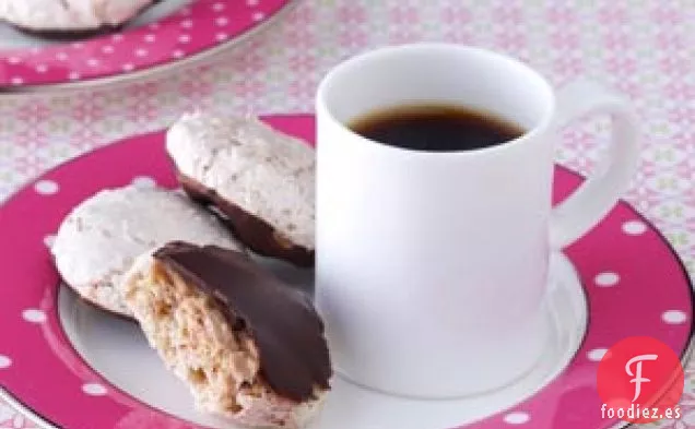 Macarrones de almendras bañados en chocolate