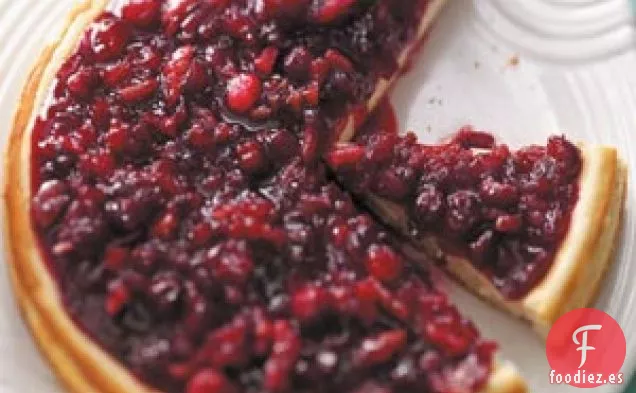 Tarta de queso festiva cubierta de arándanos