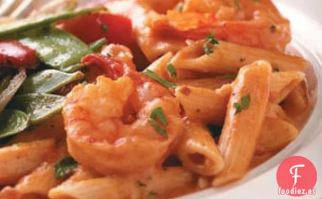 Camarones cremosos con tomate y penne