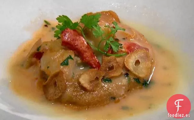 Langostinos al ajillo sobre polenta cremosa con chips de ajo