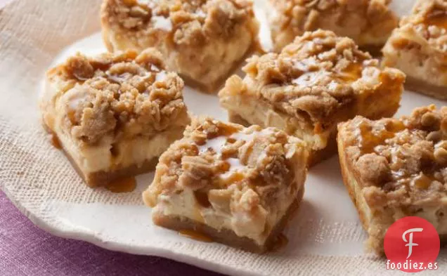 Barras de tarta de queso y manzana con caramelo y cobertura de streusel