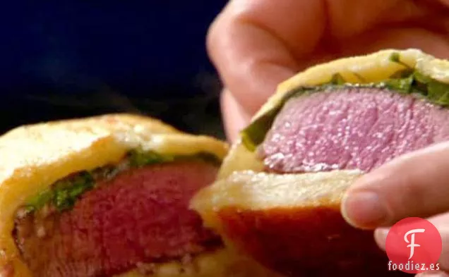 Filetes Wellington de ternera con queso azul y berros, tomates asados, patatas con perejil y eneldo y brotes de brócolini