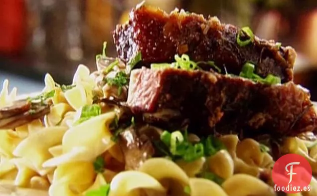 Stroganoff de ternera con fideos con mantequilla