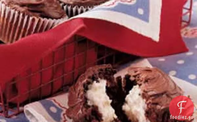 Magdalenas de chocolate rellenas de crema