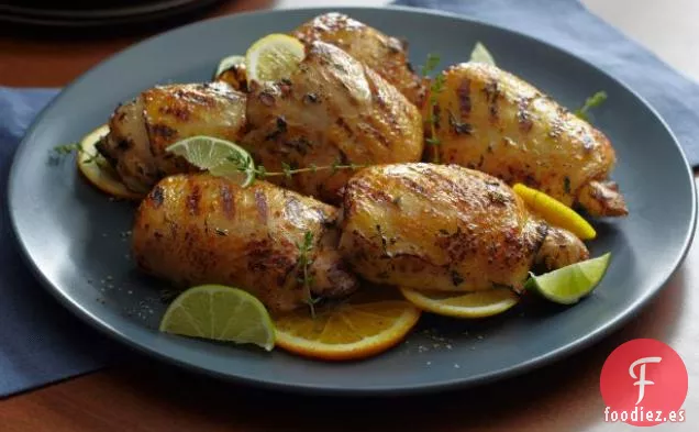 Muslos de pollo a la parrilla marinados con cítricos