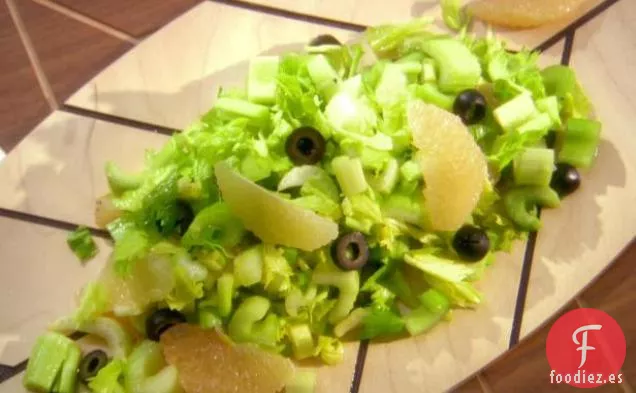 Ensalada de apio, pomelo y aceitunas