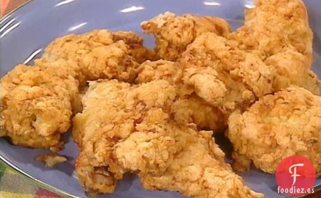 Cesta de picnic con pollo frito con suero de leche