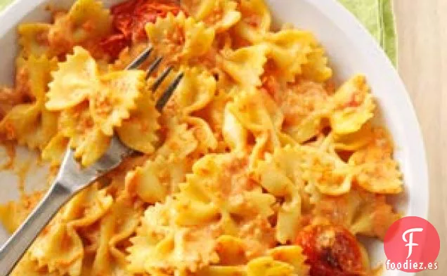 Pasta con ajo asado y tomates