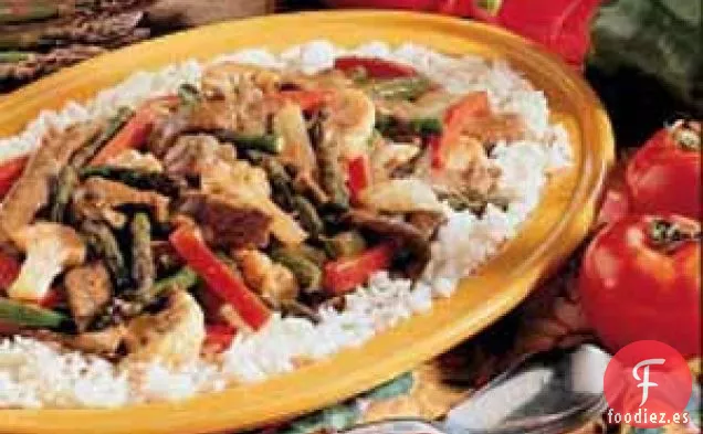 Salteado de carne y espárragos