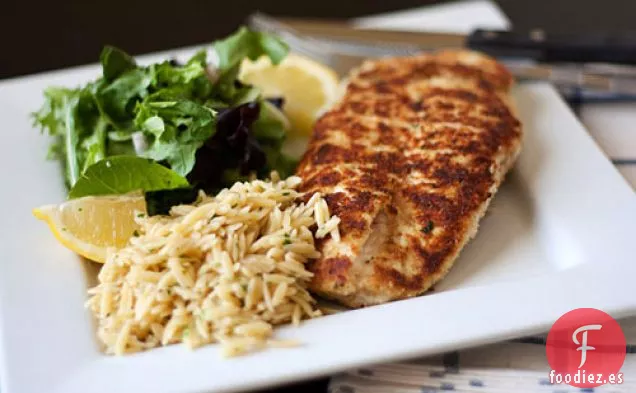 Milanesa De Pollo Con Verduras De Primavera y Queso Parmesano Orzo de mantequilla dorada