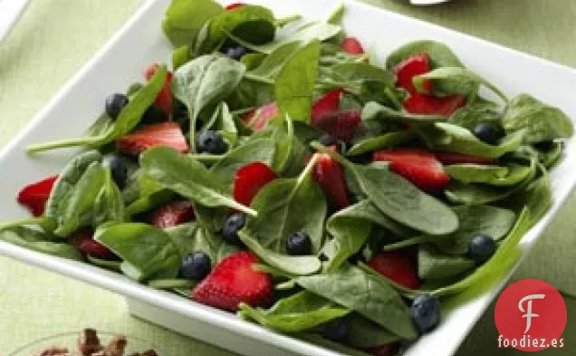 Deliciosa ensalada de espinacas y frutos rojos