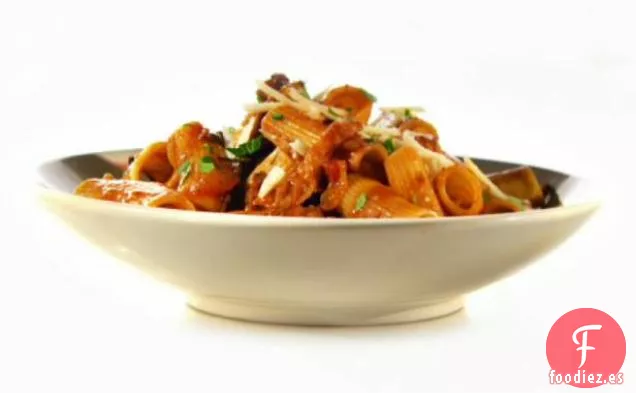 Ragu de pollo desmenuzado y rigatoni