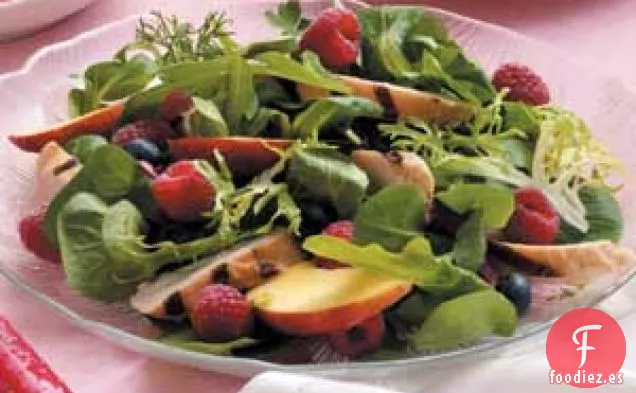 Ensalada de lechuga y pollo con frutas