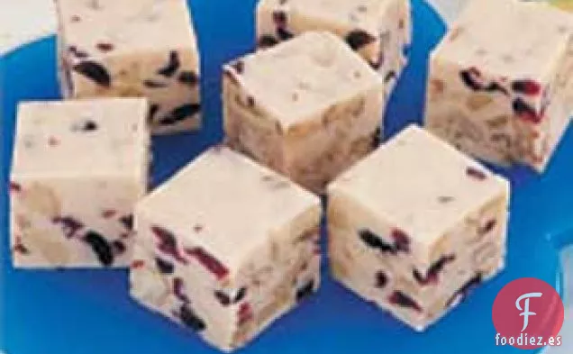 Dulce de azúcar blanco con nueces y arándanos