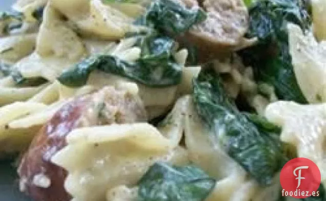 Pasta florentina con salchichas y pajaritas