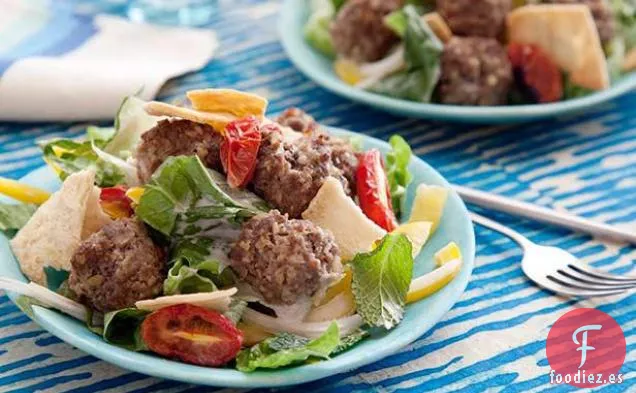 Ensalada griega de albóndigas