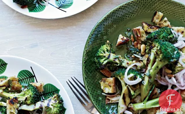 Ensalada de Brócoli y Pan a la Parrilla con Chalotes en Escabeche