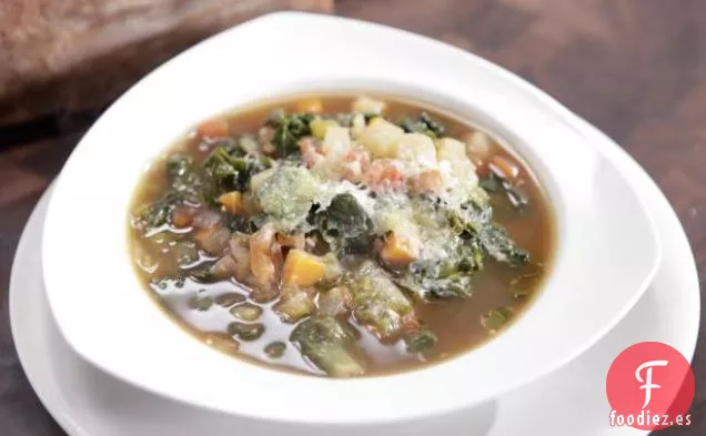 Sopa de verduras con hojas verdes mixtas