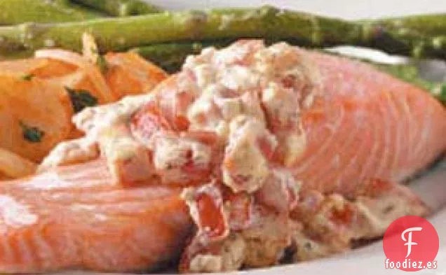 Salmón con salsa de tomate y eneldo