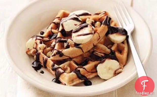 Waffles belgas con chips de chocolate y plátano