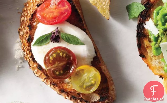 Crostini de Tomate, Mozzarella y Albahaca Tailandesa