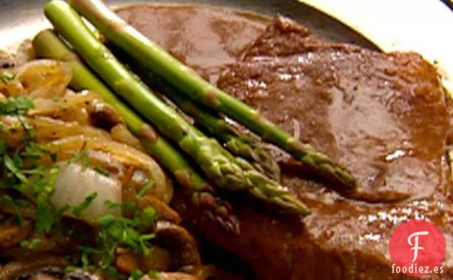Filetes de lomo estofados con champiñones y cebollas y salsa porter