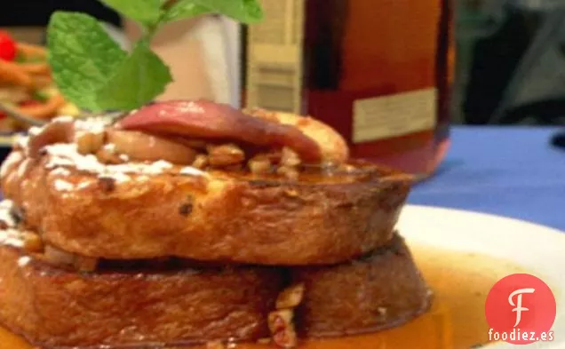 Tostada francesa con bourbon y durazno blanco, con jarabe de arce, melocotón blanco y nueces