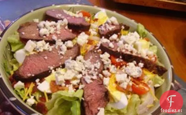Ensalada de pan plano con queso azul y tocino