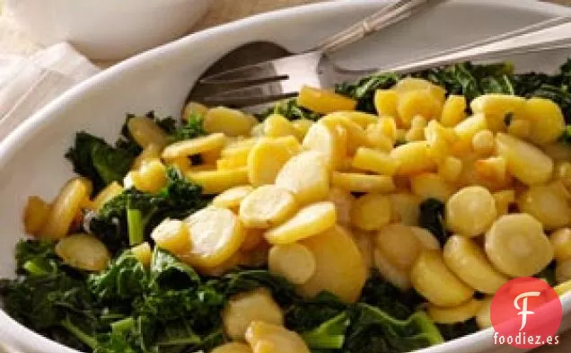 Chirivías glaseadas con arce sobre col rizada