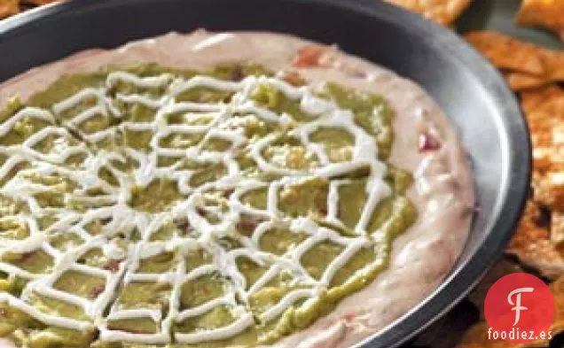 Dip de telaraña con chips de tortilla de murciélago