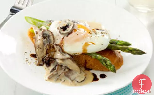 Huevos Benedict con champiñones y espárragos
