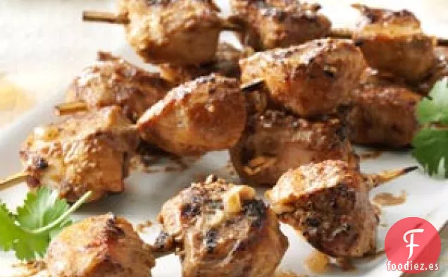 Brochetas de pollo con cacahuete picante