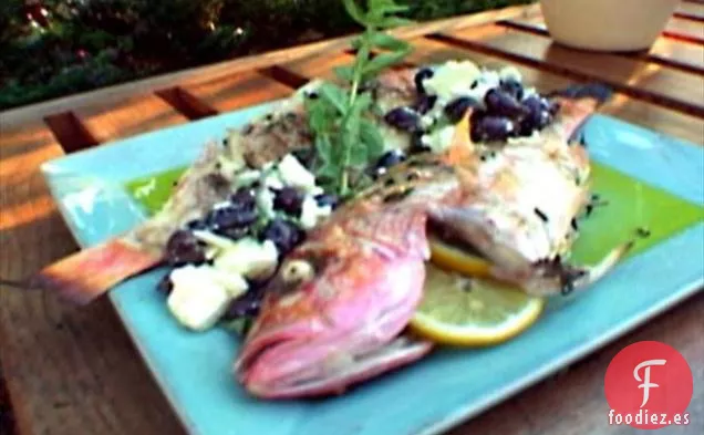 Pargo rojo entero a la parrilla con sal marina y orégano fresco, y salsa de aceitunas negras y queso feta