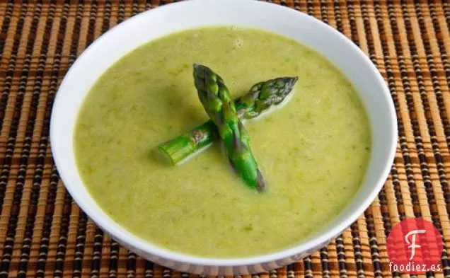 Sopa Cremosa De Espárragos Con Champiñones Y Rampas