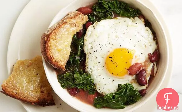 Estofado de frijoles, col rizada y huevo