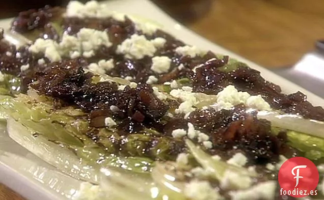 Lechuga romana a la parrilla con vinagreta de tocino y queso azul