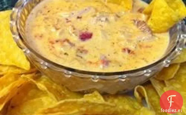Dip de pollo caliente para nachos escandaloso