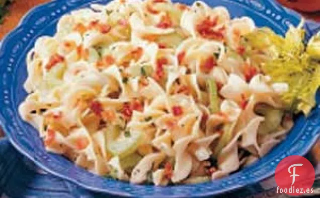 Ensalada alemana de fideos calientes