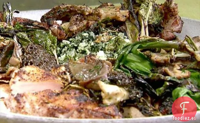 Pechuga de Pollo a la Parrilla con Verduras Forrajeras, Pesto de Ortiga y Pan Plano Lightning Tree Farm a la Parrilla