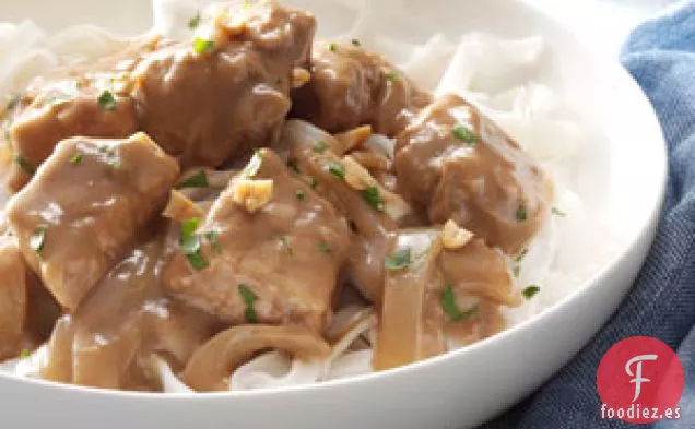 Satay de cerdo con fideos de arroz