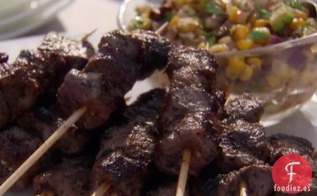 Brochetas de carne a la parrilla con salsa de tomate seco