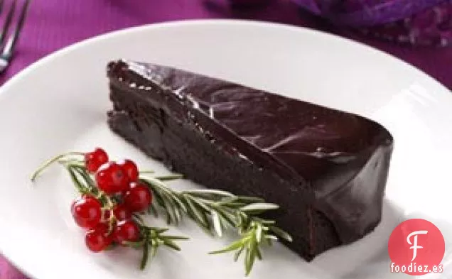 Pastel de chocolate sin harina con ganache de romero