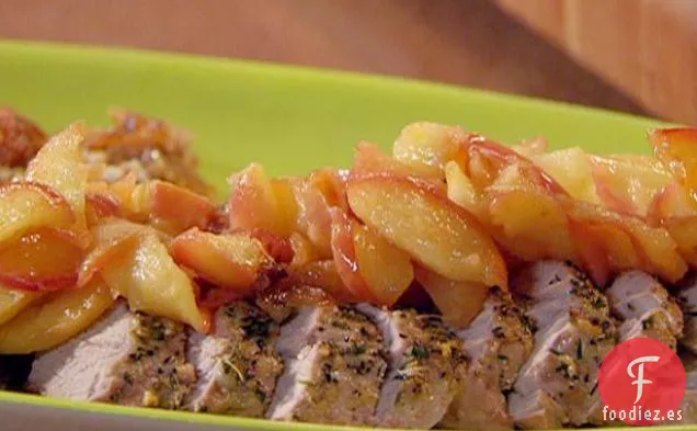 Chuletas de cerdo y salsa de manzana Uptown: filetes de cerdo asados con manzanas gratinadas