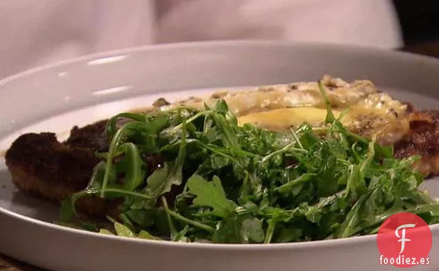 Chuleta de pollo empanizada con jamón, queso triple crema y rúcula baby