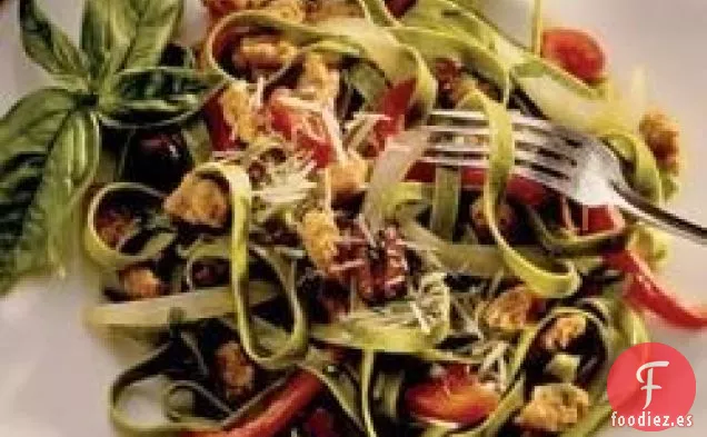 Fettuccine de espinacas con salchicha, pimientos y aceitunas
