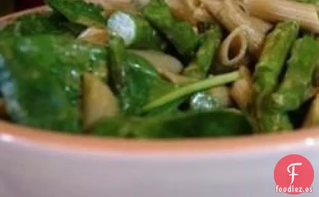 Salmón y espárragos con penne y salsa de crema ligera