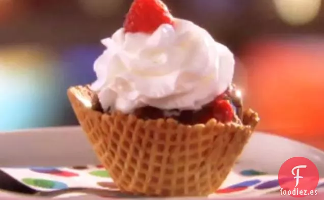 Sorpresa de helado de waffle con chocolate y bayas