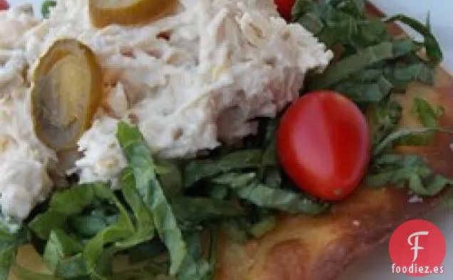 Ensalada de pollo retorcida con tostadas