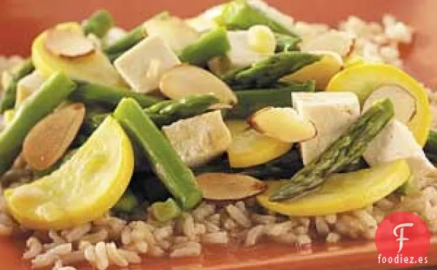 Tofu y espárragos salteados